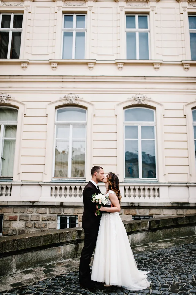Newlyweds beside a historic building